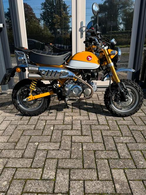 HONDA MONKEY 411 km AKRAPOVIC EN MET 2500 TOEBEHOREN