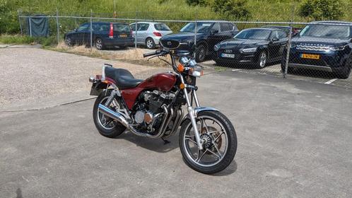 Honda Nighthawk 550 uit 1983 donkerrood