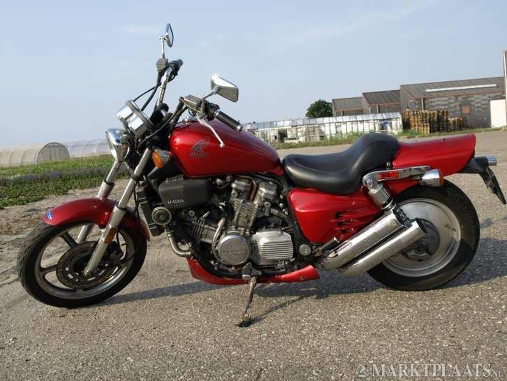 Honda vf 700 C supermagna fd-Motoren biedt te koop aan