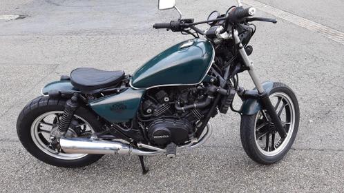 Honda VF500C V30 Magna,  500cc,  bobber.  Moet weg