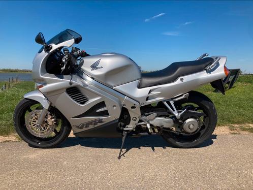 Honda VFR 750 F  23750 km Grote beurt.