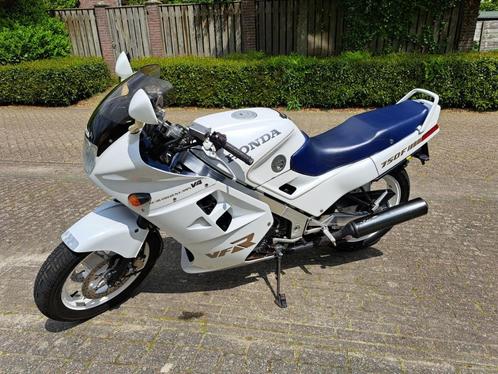 Honda VFR 750 F RC24 (bj 1987)