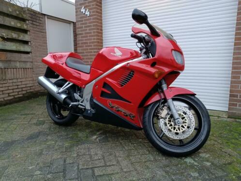 Honda VFR 750 F rood - 33579 km