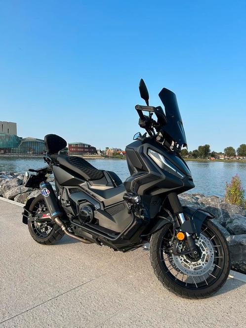 HONDA X-ADV 750 BlACK ON BLACK ZO GOED ALS NIEUW