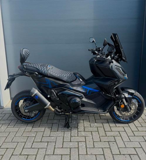 Honda X-ADV 750 mat zwart FULL options  blauwe details