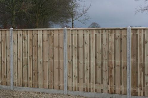 Hout betonschutting met wit betonsysteem (ZW)
