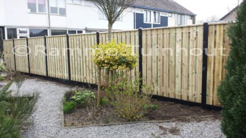 Hout- en betonschutting met zwart gecoat beton (U)