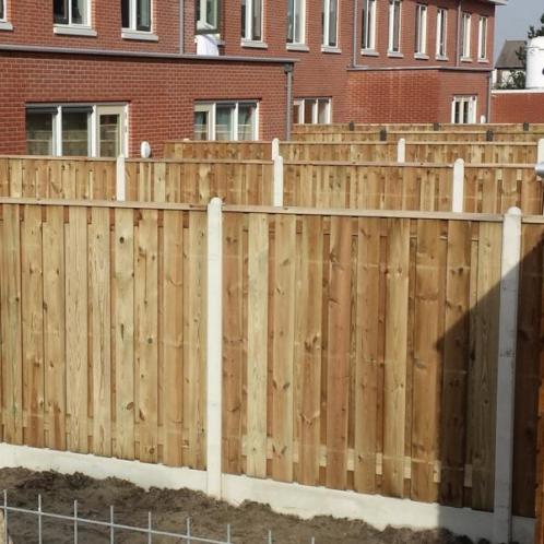 HoutBeton Schutting 21 planks tuinscherm witte betonpalen