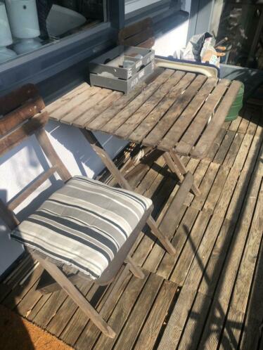 Houten balkon tafel met houten klapstoelen