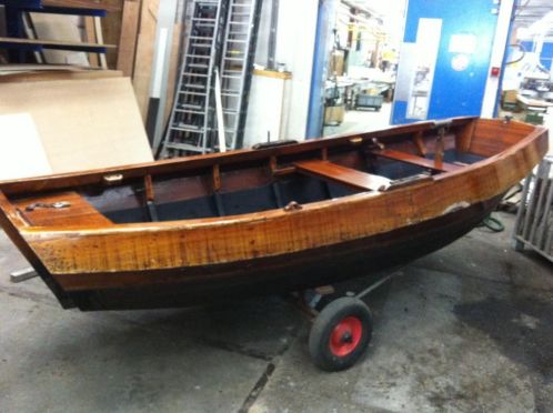 Houten historische roeiboot