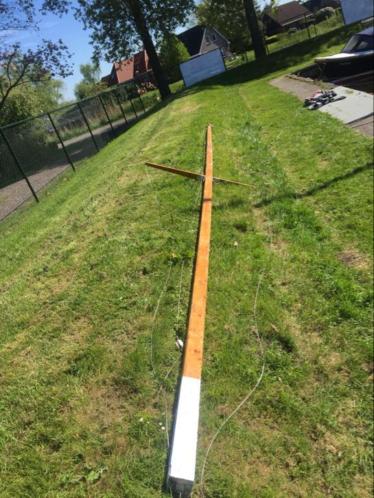 Houten mast met stagen