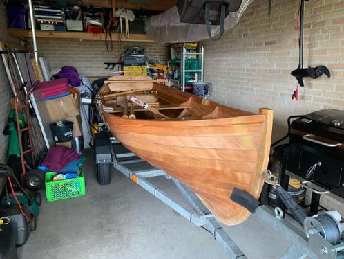 Houten overnaads sloepje in perfecte staat op  nieuwetrailer