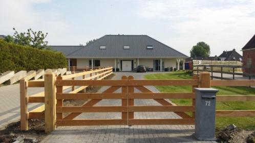 Houten poort, omheining, landhek