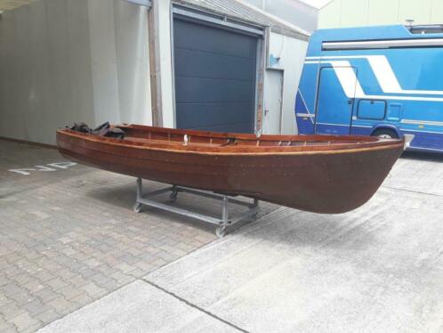 houten rana roeiboot  motorboot