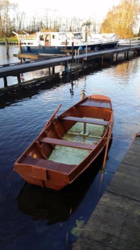 Houten roei boot  visboot. Opknapper