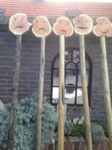 houten smileys voor in de tuin
