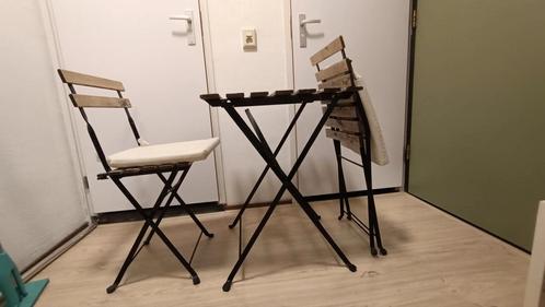 Houten tafeltje met twee stoelen