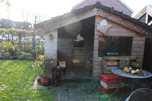 Houten tuinhuis met overkapping