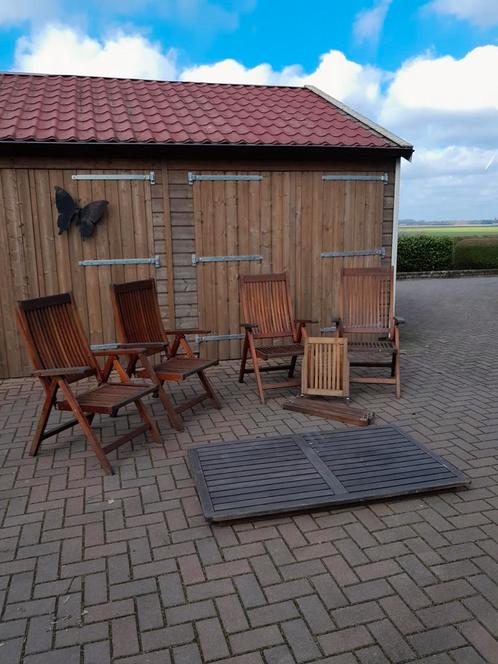 houten tuinset, 4 stoelen en 1 tafel