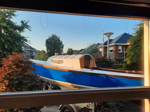 Houten waarschip met kajuit, sloep en motor (en toebehoren)