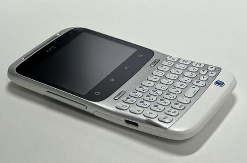 HTC ChaCha (2011) met Facebook-knop