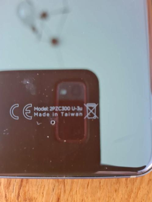 HTC mobiele telefoon met (reserve) oordopjes