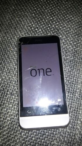 HTC One V Gunmetal met barst maar doet het nog wel.