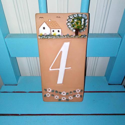 Huisnummer 4 en 1 van terracotta mooi bewerkt