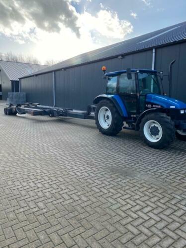 Hydraulische 20 tons bootlift met New Holland tractor