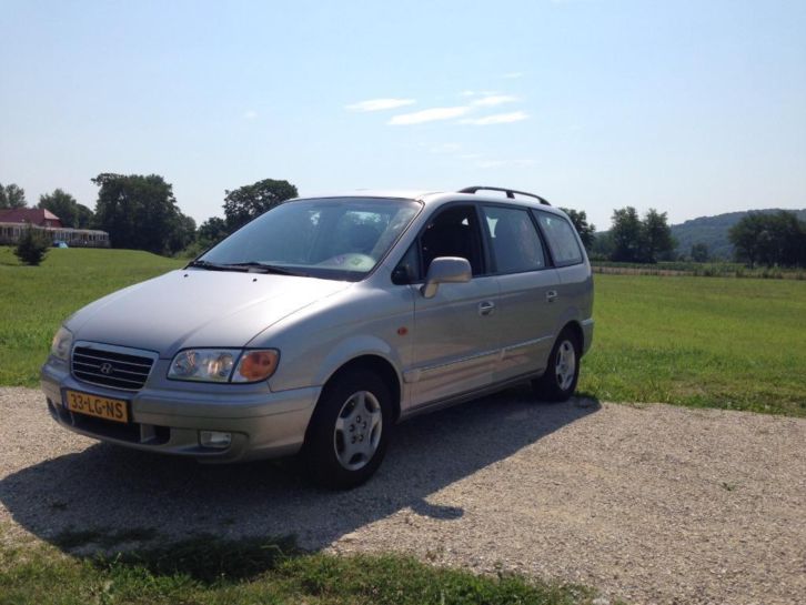 Hyundai Trajet 2.0 I GL 2003 Grijs  7 persoons  met Airco 