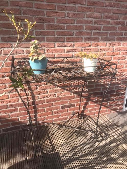 Ijzeren oppot tafel brocante tuin