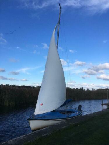 Impala open zeilboot met buitenboordmotor