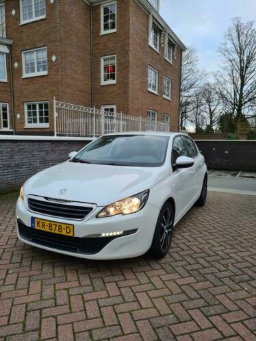 In showroom staat zijnde Peugeot 308 1.6E-HDI TDI uit 2016