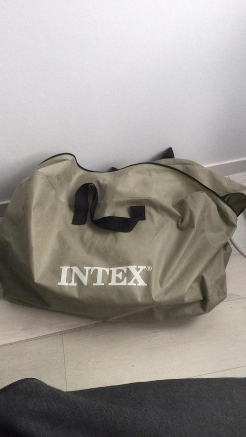 Intex Explorer K2 de accessoires, dus zonder kano (gratis).