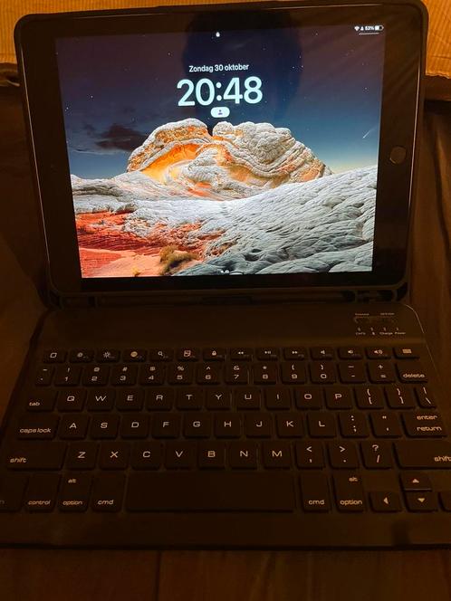 iPad 2018 128gb WiFi met oplader, 2 hoezen en toetsenbord