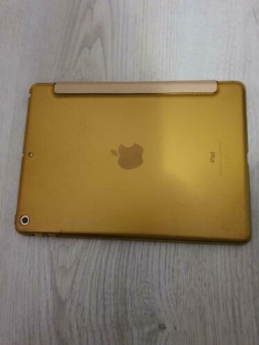 Ipad 2018. 32 gb met hoesje lader en doos geen schade