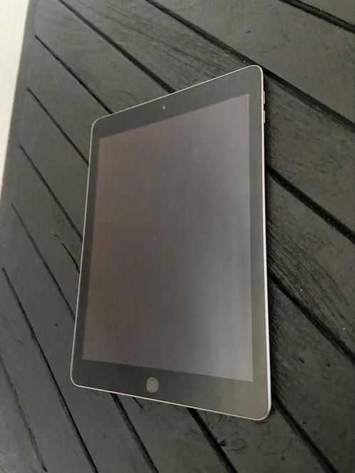 IPad 2018 6e generatie 32gb incl toetsenbord en doos