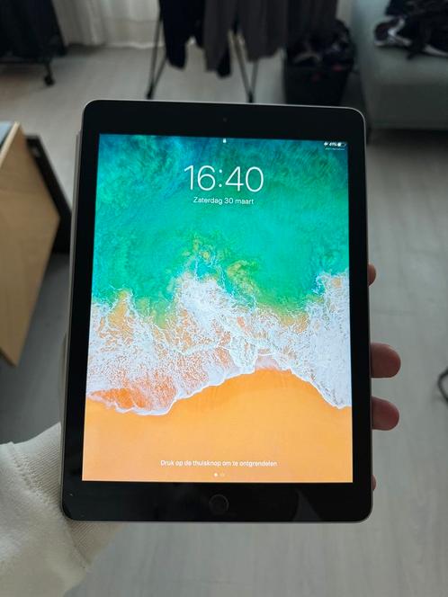 iPad 6th gen 32GB 2018 gebruikt, zeer goede staat.
