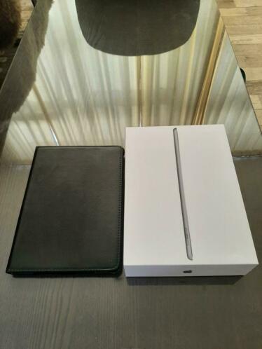 Ipad 6th generation 32gb 2018 met hoes