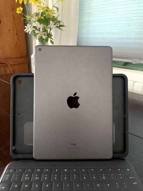 iPad 8e generatie met logi toetsenbord case