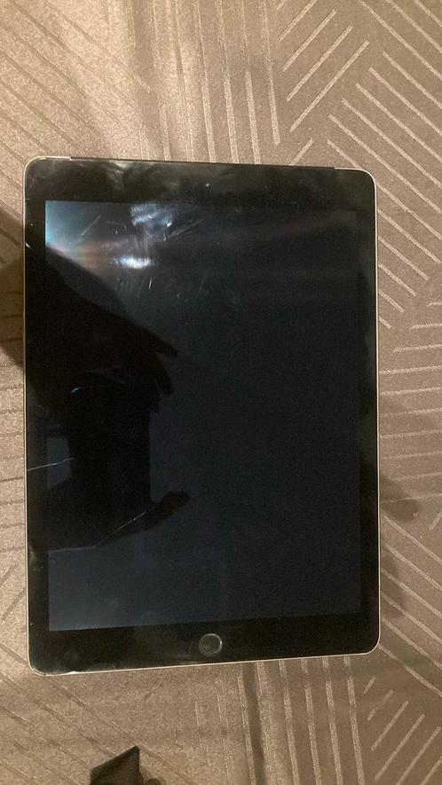 iPad Air 2 cellular 128 GB (veel krassen en gebogen zijkant)