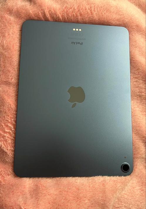 Ipad air 2020 blue incl hoesjes  lader