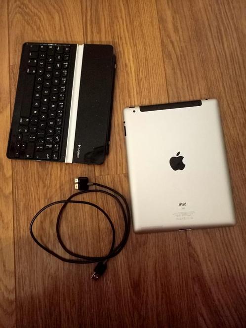 iPad met oplader en Logitech toetsenbord