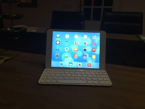 iPad Mini 2 (Silverwhite) 32GB te koop  2 cases