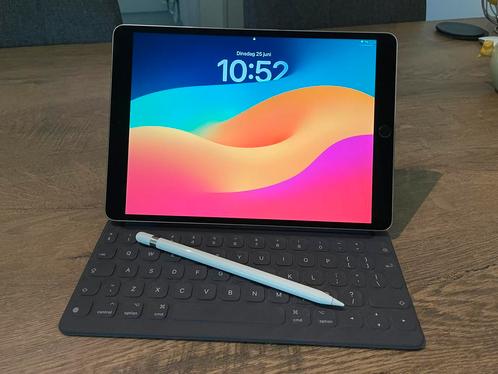 iPad Pro 10.5 inch (64 GB)  Apple Pencil  Smart Keyboard