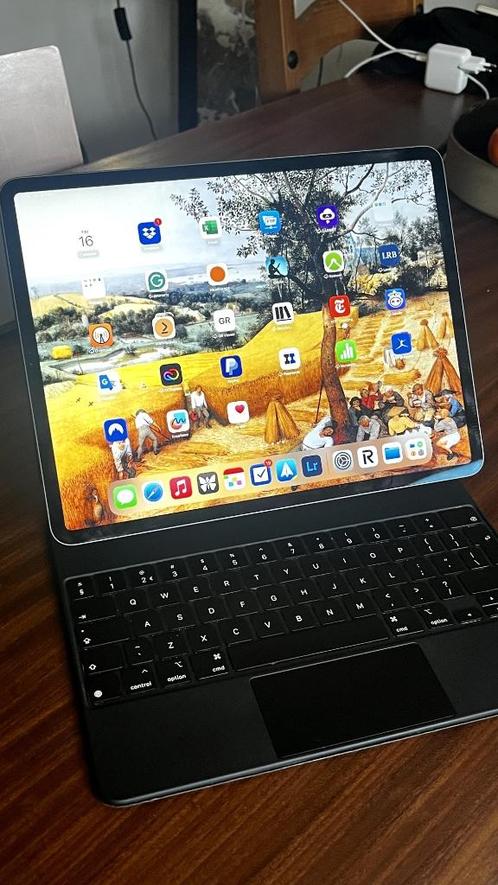 iPad Pro 12.9 128 GB with Apple Pencil 2 and Magic Keyboard