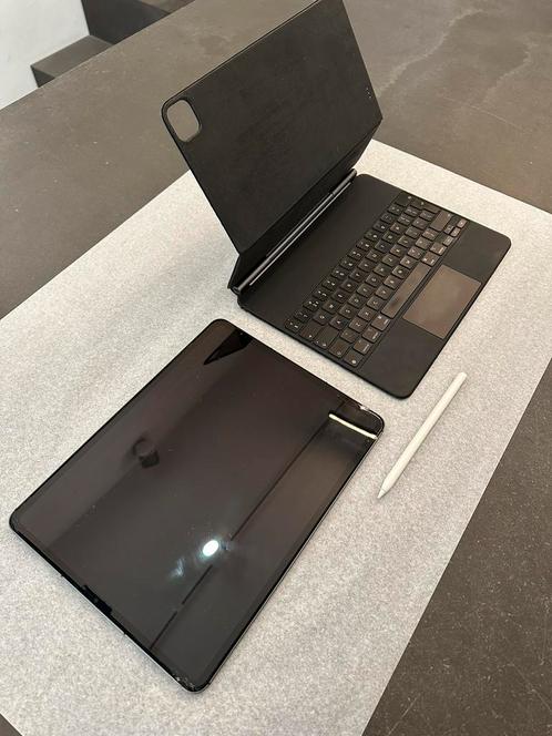 Ipad pro 12.9 5th gen wifi  cell 256GB magic keyboard pen