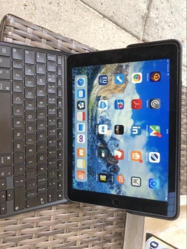 iPad pro 9,7 WiFi4G 32GB plus Logitech smart keyboard