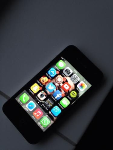 iPhone 4 met oplaadkabel (achterkant glas kapot)