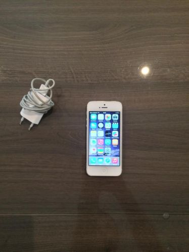 iPhone 5 16GB WitZilver Simlockvrij ( GarantieNieuwstaat )